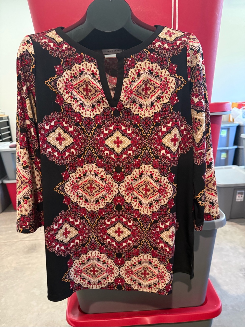 Women’s Black & Red Patterned V-Neck Tunic Top - Unknown Brand p31